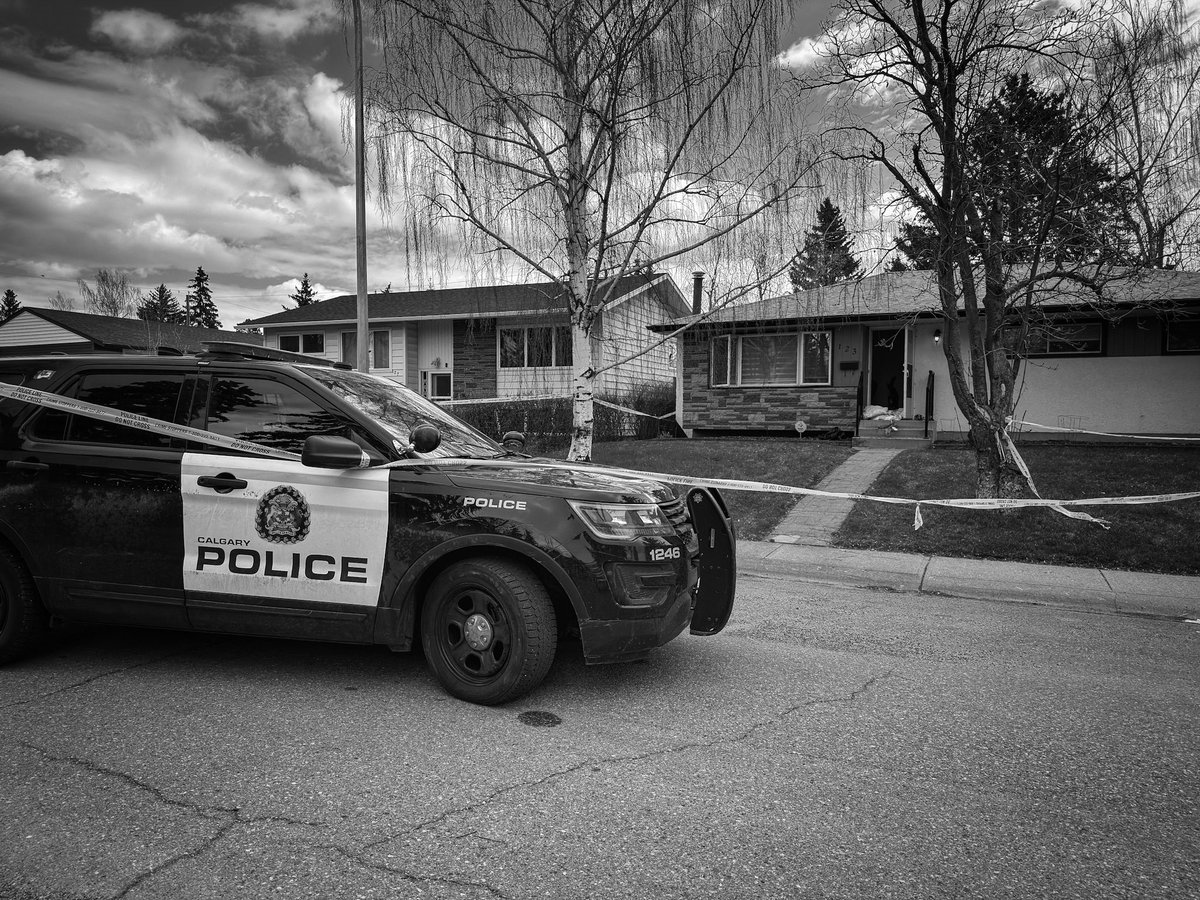 CameraGuyNick's tweet image. CPS confirm one woman is in custody after an apparent stabbing in the 100 block of Glacier Dr. SW. Police continue to investigate. #calgary #yyc