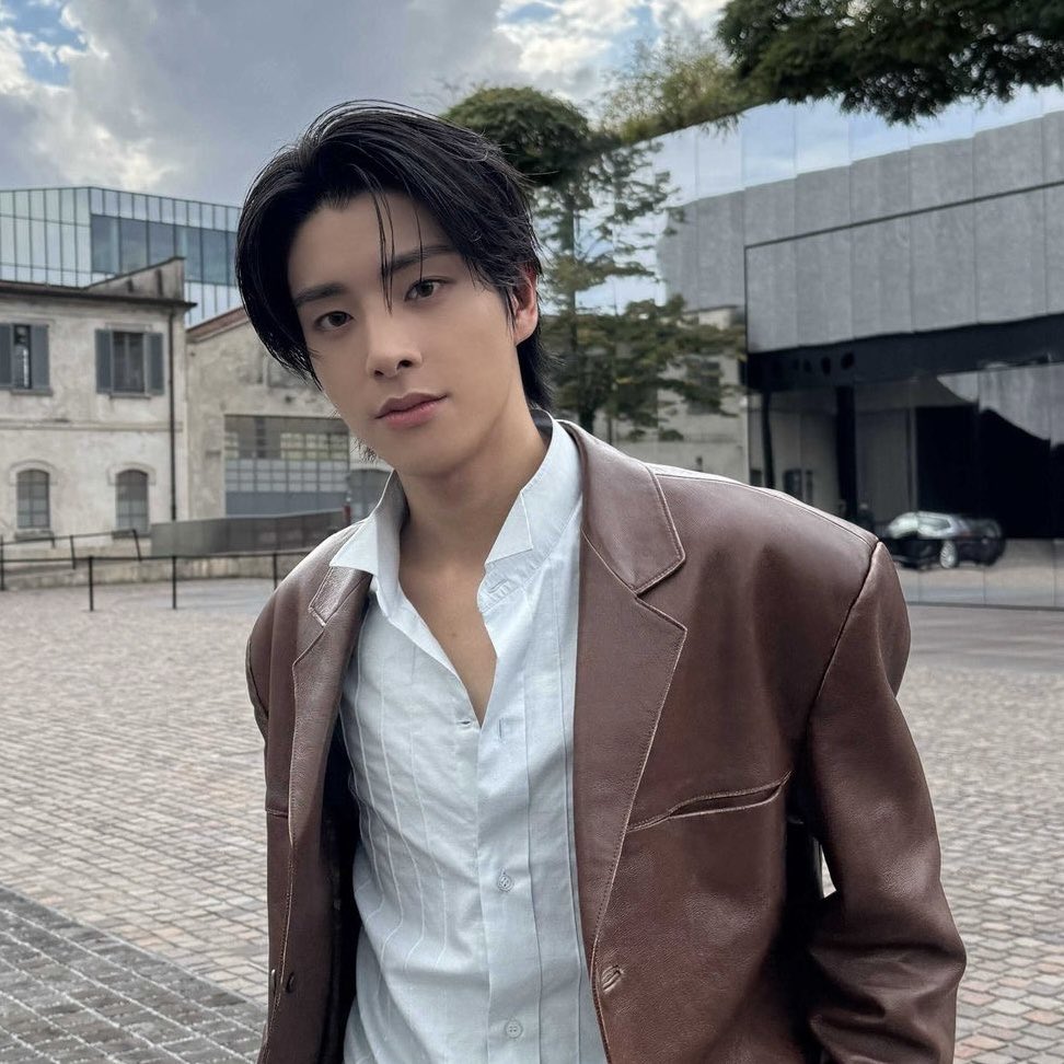 sungjake corporate au; few tweets

✦— jeremy itu tipe yang suka bingung sama perasaannya sendiri and he’ll keep his feelings as a secret except for septian. kali ini jeremy cemburu karena mergokin tian makan siang sama model.

® ielziel
