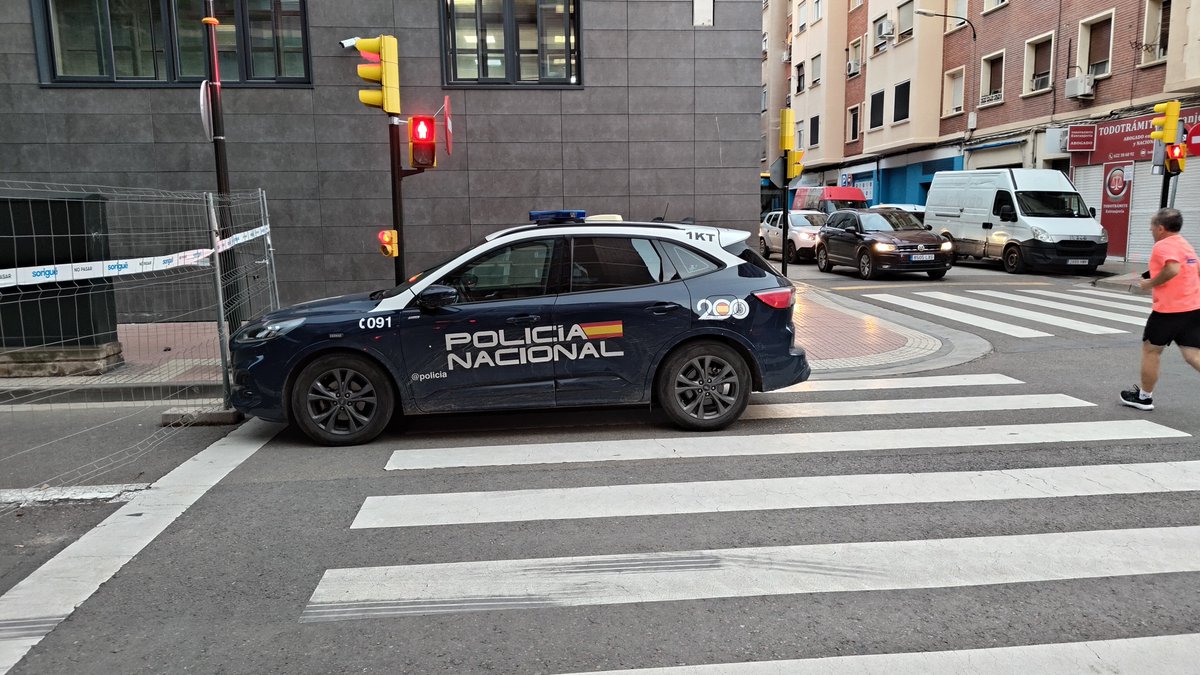 _Nambu89's tweet photo. Así que @policia pueden dejar un coche abandonado en un paso de peatones sin consecuencias y yo, ciudadano, me como grúa y multa... Ser los perros de marlaska sale a cuenta al parecer https://t.co/aL3MYdW3Rv