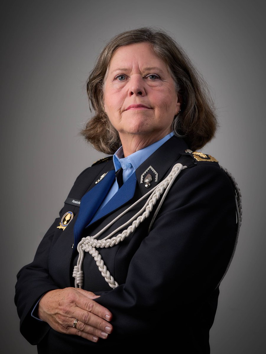 Je vraagt je als belastingen betalend Nederlander af, na het debacle op de Dam, of dit mens, überhaupt een simpele basisopleiding heeft mogen genieten en voltooien, bij KMA of bij de Koninklijke Marechaussee?
Het lijkt er in ieder geval helemaal NIET op, wat een ramp en afgang!