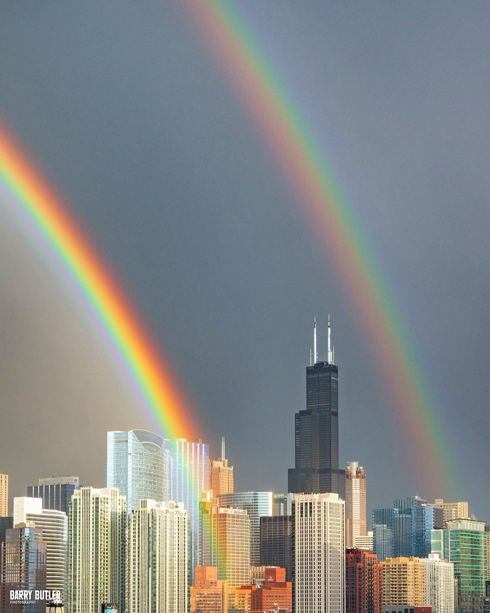 SkydeckChicago's tweet photo. The rainbow always makes up for the storm! 🌈

//📸: @barrybutler9 https://t.co/4wmHZlHz67