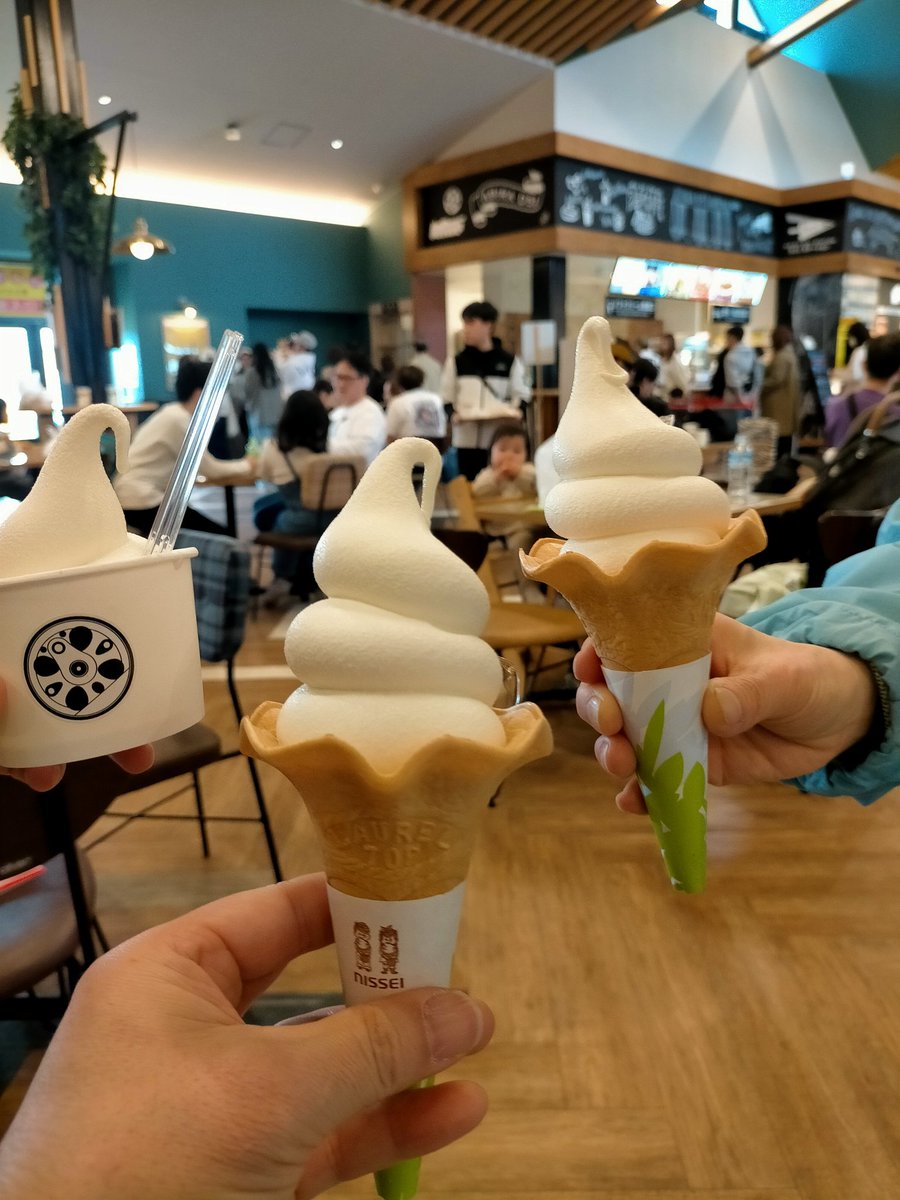 KF7AXM's tweet photo. ソフトクリーム🍦第三弾は
苫小牧の帰りに立ち寄った
「ロイシーコーンソフト」
元祖もふもふ系のD51ステーションは
相変わらずの大盛況でした
#まいう〜
#ソフトクリーム https://t.co/BRM8xJpx1t