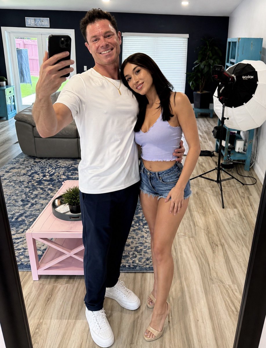 Chris Sterling - Xbiz Miami tweet media
