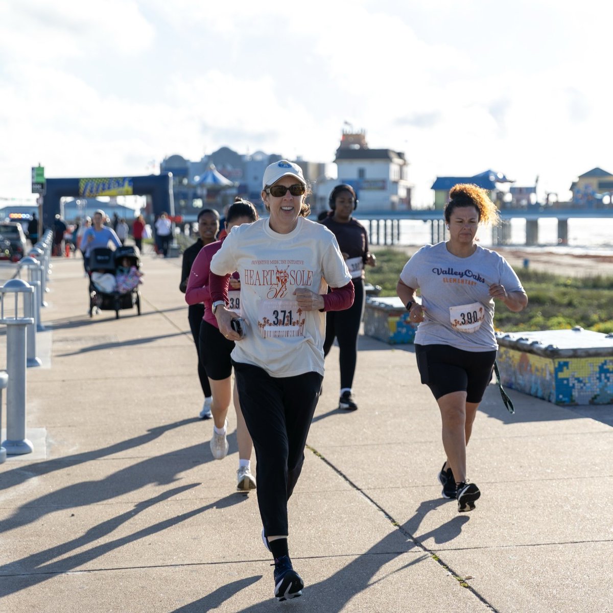 utmb_jssom's tweet photo. When your medical school is on an island weekends look a bit different. Students &amp; faculty joined Galvestonians at #UTMB Preventative Medicine Initiative Heart &amp; Sole 5K, one of the experiences that comes with training here, learning &amp; taking part in community
#MedThreads #MedEd https://t.co/wkerXxonhS