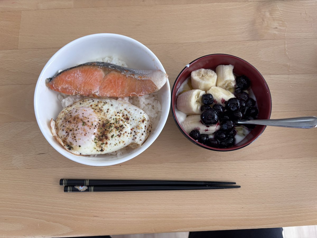 朝食は基本固定してます。
・鮭
・卵
・米
・ヨーグルト
・はちみつ
・ブルーベリー
・バナナ