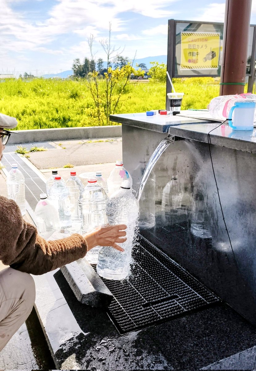 ホタルイカ沖漬け仕込み用に
湧き水汲み！
海洋深層水も汲みました！