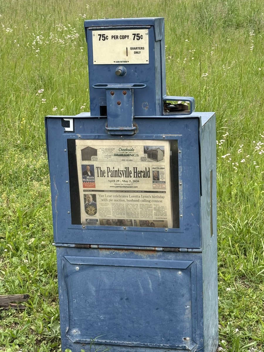 macklowe97's tweet photo. On my way out of Van Lear, I stopped to check the mail and saw this. It felt like an old-time machine holding timeless memories. Even though Loretta’s birthday has passed, it’s beautiful to see that her legacy is still front-page news here in Kentucky. Proud to call her family. https://t.co/tF01Vl0Vwe
