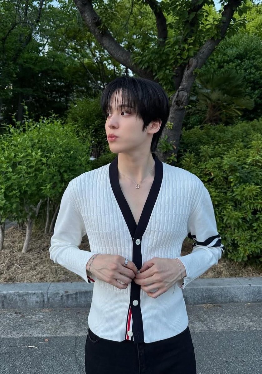 yunyeekiess's tweet photo. older omega yh who had given up the idea of getting pregnant, thinking he’s “past his prime” and younger alpha mg who’s more than happy to breed yh until they have their cute little pup 🤍🤍🤍 https://t.co/XHNQpmjYgJ