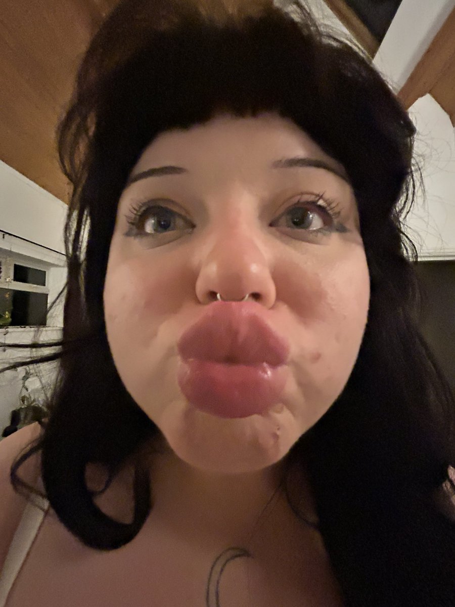 hollyphoebee's tweet photo. a story: https://t.co/U0yTdRPrkS