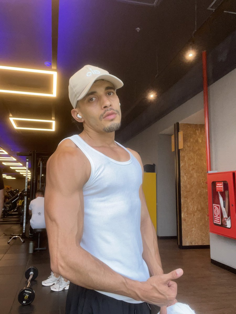 Estebanzapata62's tweet photo. Dándole jucioso al gym ￼💥💪🏼 https://t.co/K3BGZJkm3s