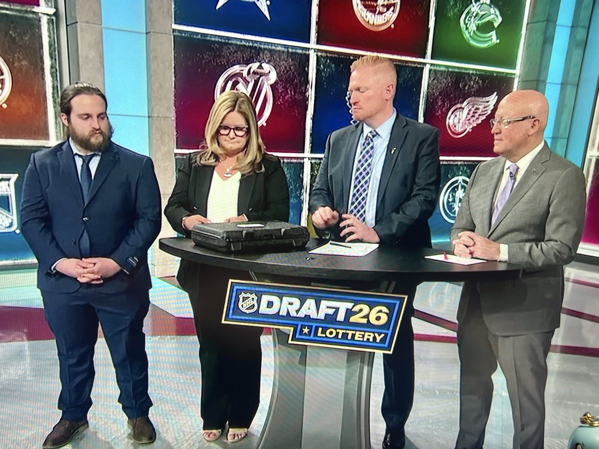 cmichael_19's tweet photo. that button is holding onto dear life more than the leafs are holding onto hope about keeping their pick https://t.co/CbMc2Q0o3j
