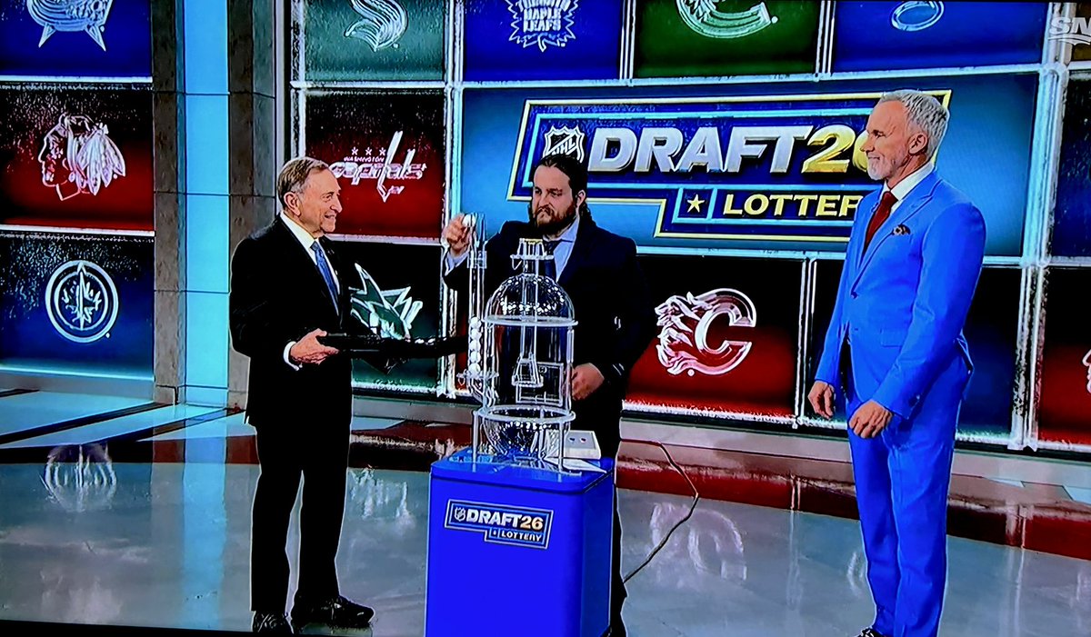 Berger_BYTES's tweet image. I admire Gary Bettman and the #NHL for taking the draft lottery draw to live TV, rather than conducting it secretly, as in the past. It eliminates any suspicion of impropriety. #Leafs #Canucks