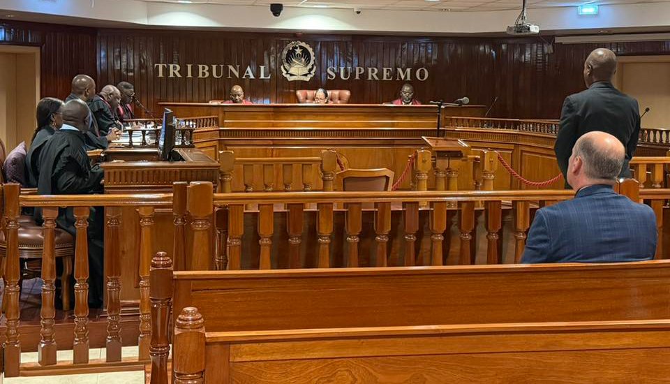 CMitendo's tweet photo. 🇦🇴
O Ministério Público acusou, formalmente hoje, o juiz de Direito José Lourenço de ordenar ao banco #Millenium para desbloquear um milhão de dólares de uma conta do arguido Joaquim Sebastião, antigo director-geral do Instituto Nacional de Estradas de Angola (INEA). https://t.co/3snqrIad4Z