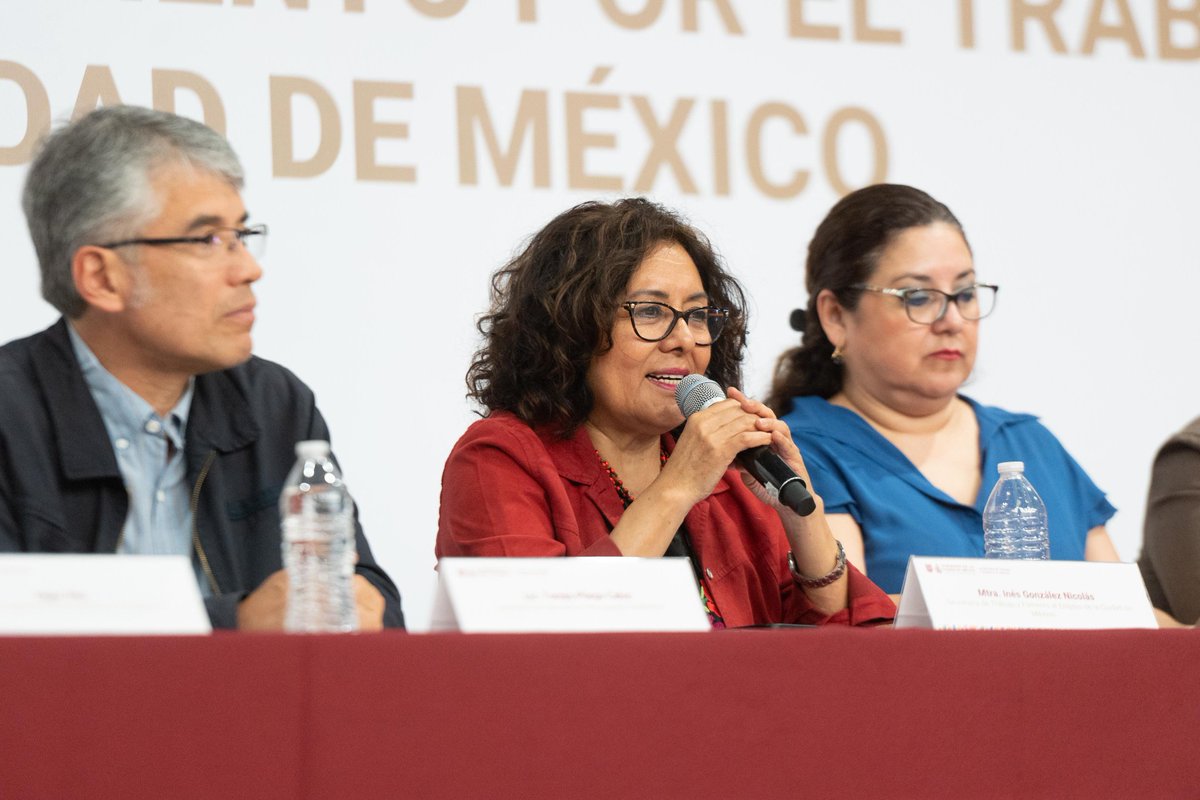 Ines_GONI's tweet photo. En el marco de la conmemoración del Día Internacional del Trabajo, reafirmamos nuestro compromiso con el trabajo digno y los derechos de las personas trabajadoras de la #CapitalDeLaTransformación.

Para ello, el @GobCDMX a través de la Secretaría de @TrabajoCDMX nos reunimos con organizaciones sindicales para la "Firma del Memorándum de Entendimiento por el Trabajo Digno en la Ciudad de México”, que establece una actuación conjunta rumbo al Mundial para garantizar empleos formales, igualdad sustantiva y justicia laboral. 

Este acuerdo representa un paso firme hacia la construcción de una ciudad justa, incluyente y con empleos dignos. 

Agradezco a @tomaspliegoc, Secretario de Atención y Participación Ciudadana, quien asistió como representante de nuestra #JefaDeGobierno, @ClaraBrugadaM

¡Que vivan las trabajadoras y trabajadores de la Ciudad de México!👷🏽‍♀️👮🏽‍♂️

#UtopíaLaboral