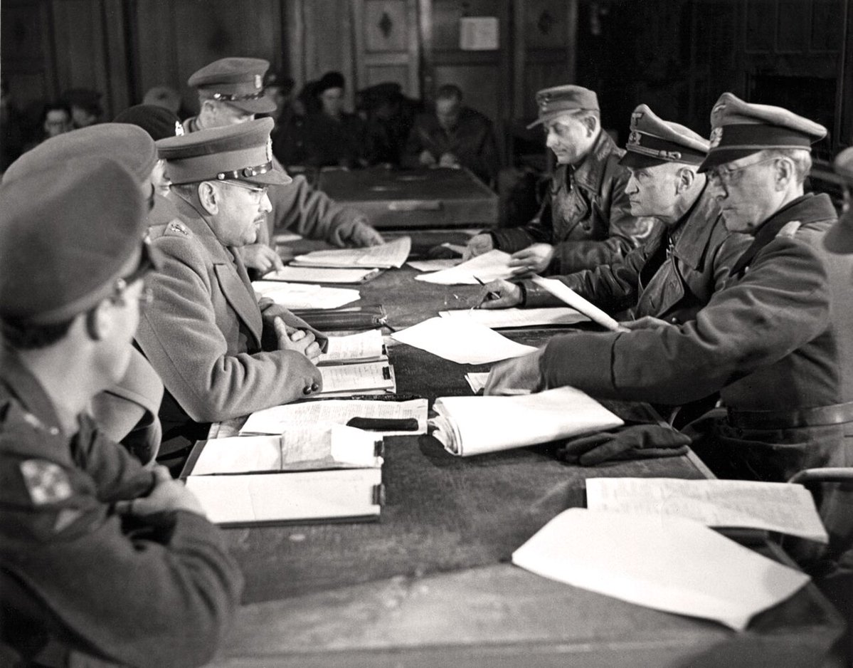 Retroid98's tweet image. May 5, 1945

#OTD World War II: German General Johannes Blaskowitz (Centre right) surrendered all German forces in the Netherlands at the Hotel de Wereld in Wageningen to Canadian General Charles Foulkes (Sitting across).

#OnThisDay #History