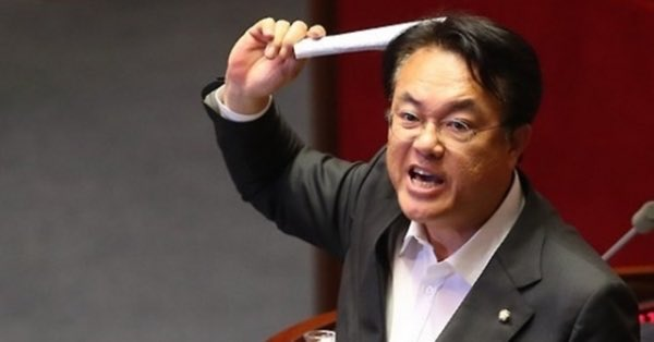 친일파를 단죄하지 않으니
내란에 가담하고 
내란 관여자를 단죄하지 않으니
부끄러움을 잊고
국회의원 되겠다고
지랄을 떠는 겁니다