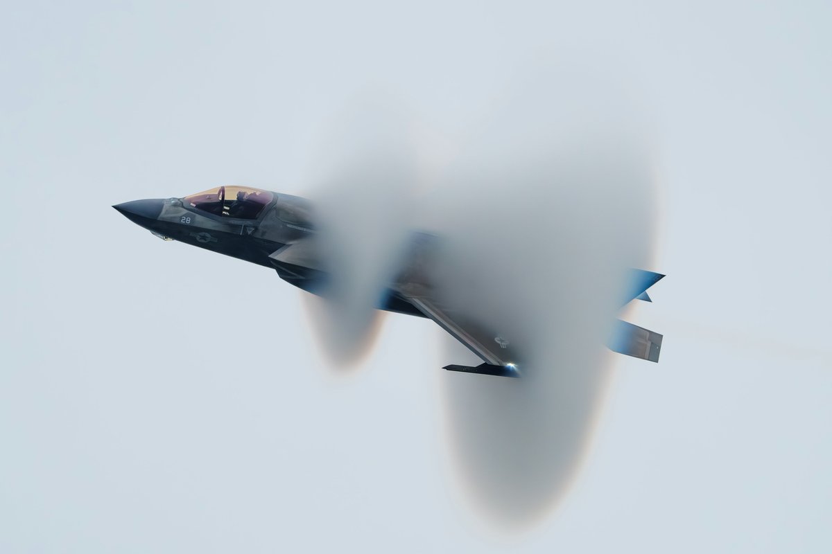 zester106's tweet photo. F-35Bデモ
雨だからこそ撮れるものがある。
水しぶきやらベイパーコーンやらありがとうございます！
#岩国フレンドシップデー2026
#FD26 https://t.co/ZfPHaOPv5n