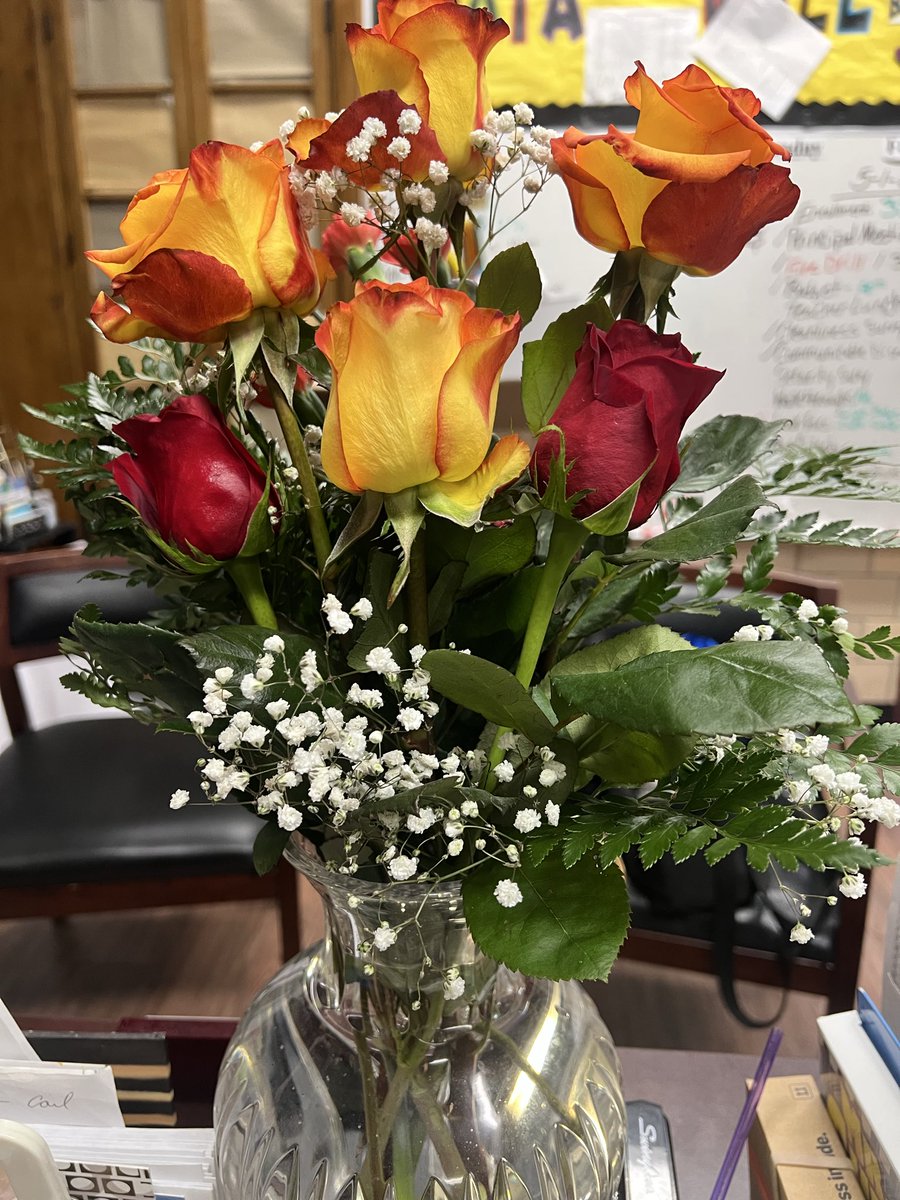 BartonDPSCD's tweet photo. Principal Adams hard work doesn’t go unnoticed. She received this beautiful arrangement of flowers from one of her 1st grade parents today! https://t.co/y4WtRpklpG