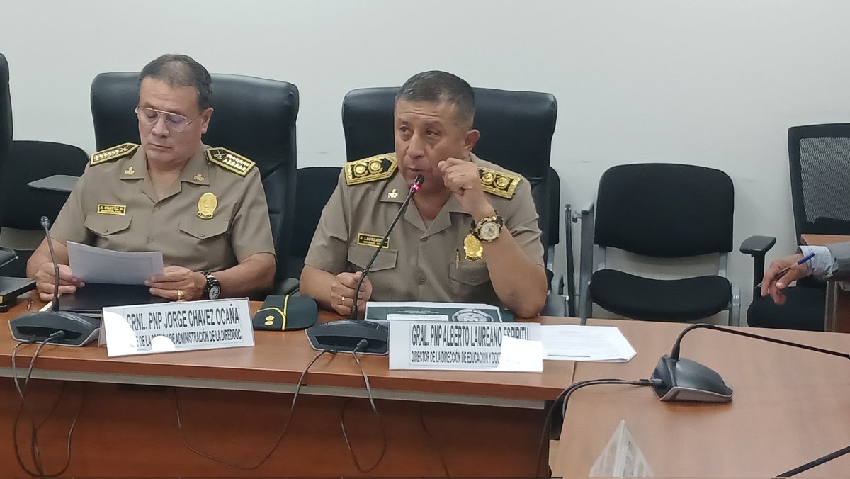 Comesecperu's tweet photo. Gral PNP Alberto Laureano, Director de la Dirección de Educación y Doctrina de la PNP hace una exposición sobre los incendios qué se han producido en la Escuela de Puente Piedra. "Todo hace suponer que los incendios se deben a cortos circuitos". https://t.co/nYLQrJ8AiY