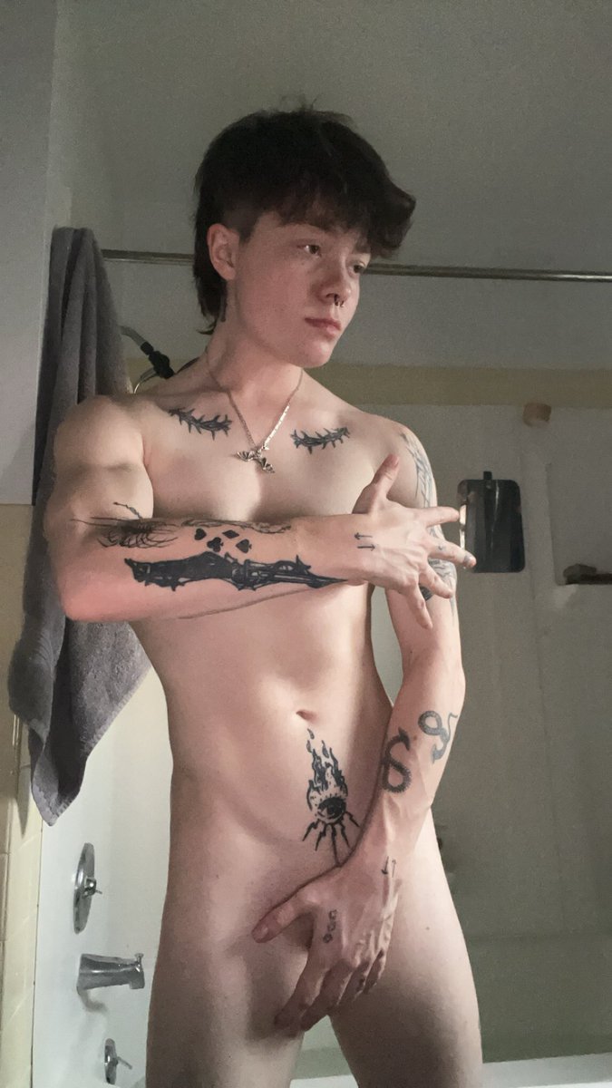 BatDobe's tweet photo. showing off my new haircut #nsfw https://t.co/3eSEa7nK43
