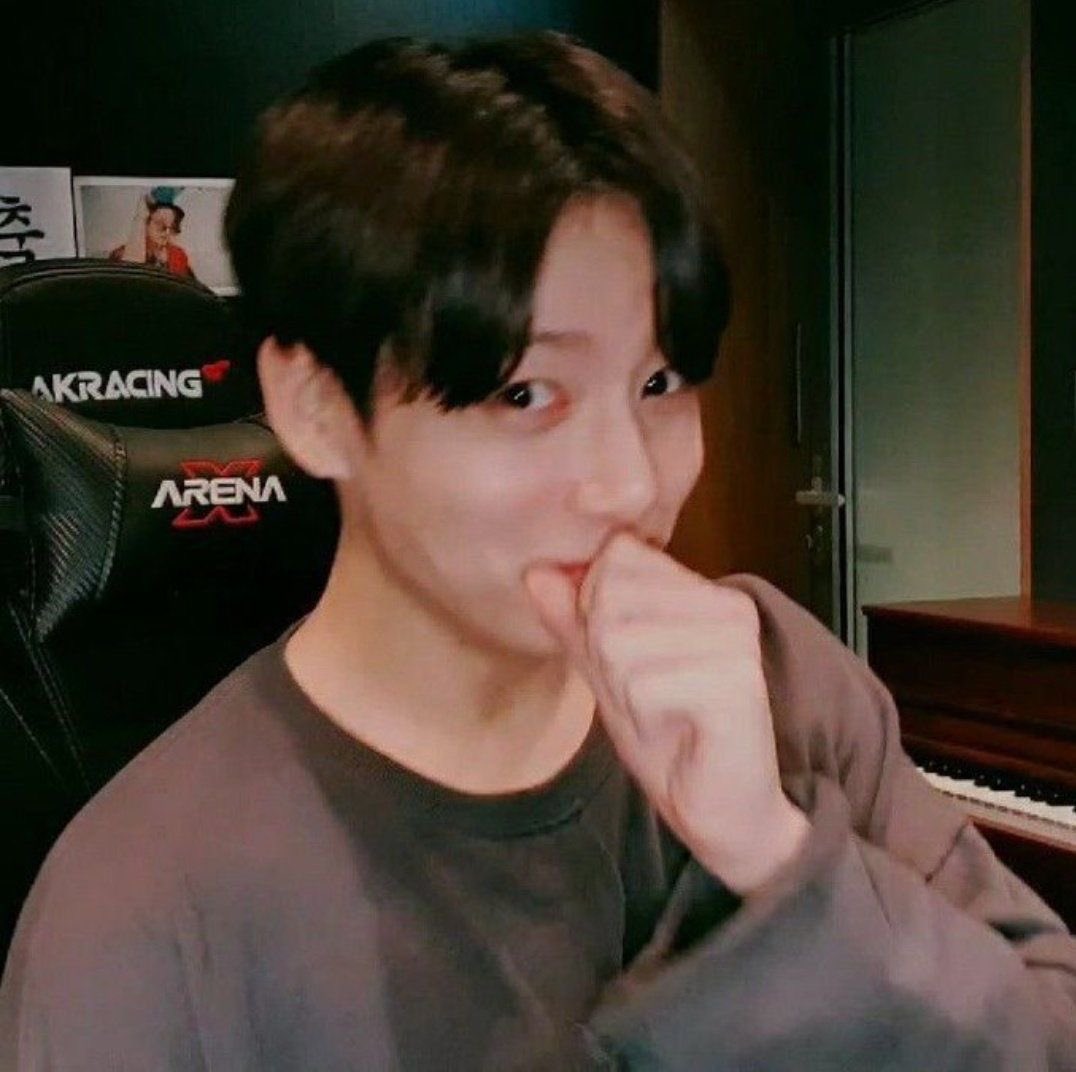 gnt cês já perceberam q o taehyung pega algumas fotinhas dele com a “SORTE” ne? já aconteceu mais de uma vez entt eu penso, ele com crtz já viu os registros q ela faz dos taekook também… ele tá com a gnt amgs, ele ta por dentro de tudinho
