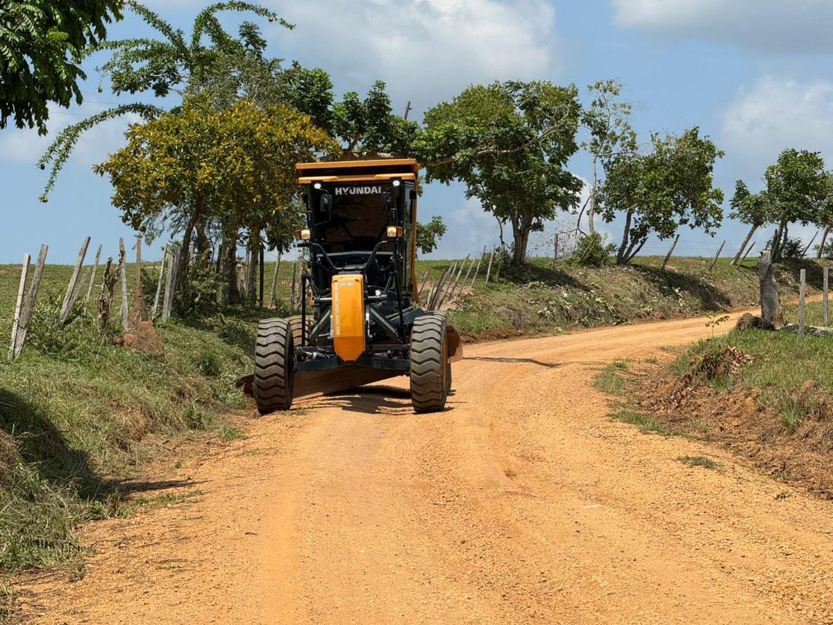 GobCordoba_'s tweet photo. 🚜 ¡La Revolución de las Obras avanza! 

Más de 33 km de vías intervenidas en la zona del San Jorge, mejorando la conexión hasta Puente Marralú en Ayapel. 

Con la maquinaria, también atendimos puntos críticos como la boca Totumito, en Nueva Esperanza, mejorando la movilidad. https://t.co/SeKR9M5Xju