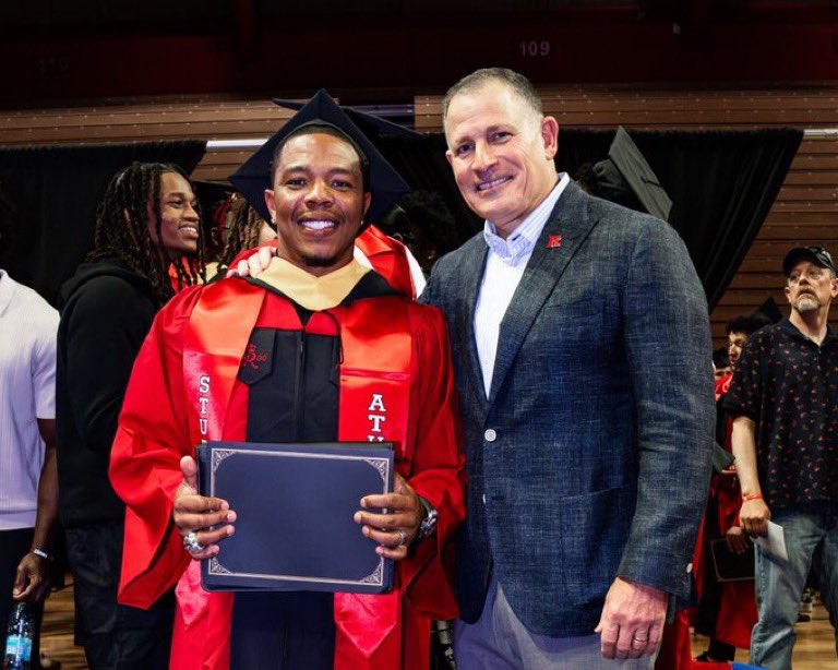 MLFootball's tweet image. CONGRATULATIONS:

Former #Ravens 3x Pro Bowler RB Ray Rice has officially graduated from Rutgers after he returned to school to earn his degree.

Rice is 39 years old and still returned to school to finish his degree.

Congrats to Ray on knocking out such a big accomplishment.