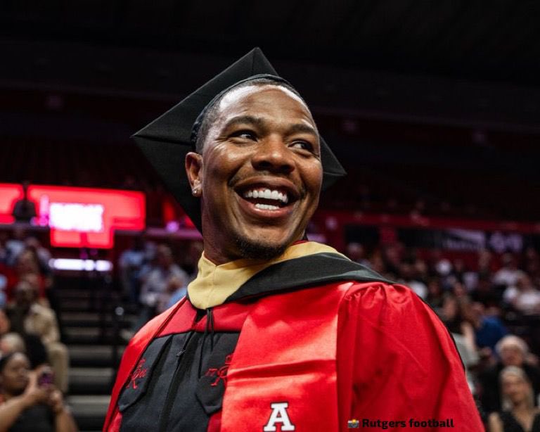 MLFootball's tweet image. CONGRATULATIONS:

Former #Ravens 3x Pro Bowler RB Ray Rice has officially graduated from Rutgers after he returned to school to earn his degree.

Rice is 39 years old and still returned to school to finish his degree.

Congrats to Ray on knocking out such a big accomplishment.