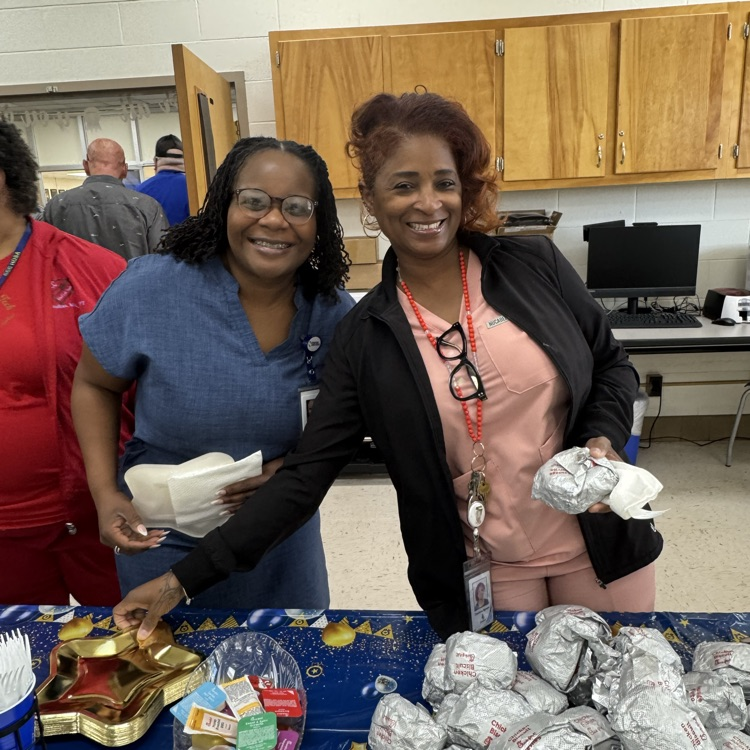 cpkcareercenter's tweet photo. Great days start with great teachers! Today we enjoyed breakfast from our awesome partners, Great Bridge Rotary, as a small thank-you for the energy and care our teachers bring to our students every morning. 💙💚 #TAW2026 #GreatPartners https://t.co/CHLRkqSLqz