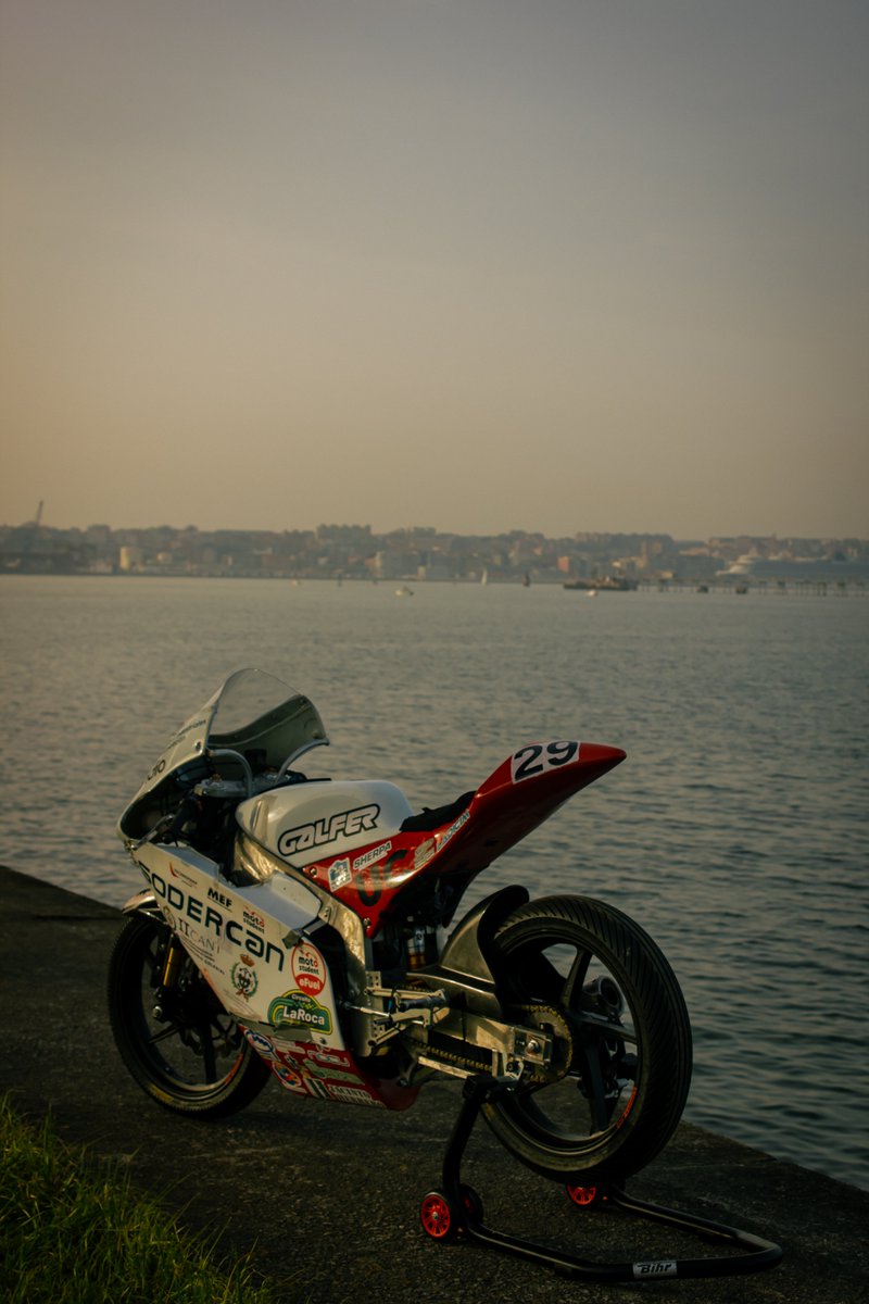 UCRacing29's tweet photo. 🏍CONOCE CANTABRIA CON UC RACING🏍

Nuestra máquina cambia hoy el paddock por uno de los motores de la tierruca. Donde el mar abraza la bahía, nuestra bestia coge aire viendo a los gigantes del mar. 

¡Seguimos la ruta a tope de gasss!💨🏁

#PuertoDeSantander #Cantabria #UCRacing https://t.co/mBBftgZoR2