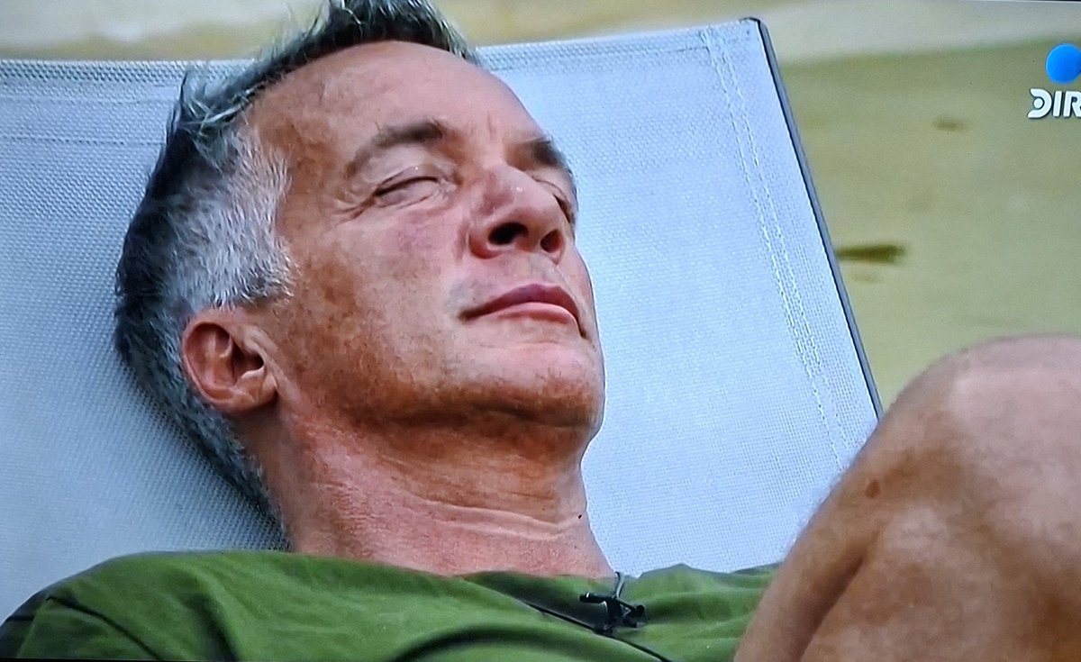 No entiendo cómo aún sigue adentro esta planta de temu.
Porque ni planta de verdad es.
Es una planta de plástico,  jaja 🤣 
#EduardoPlanta
Porque todo es #gh.