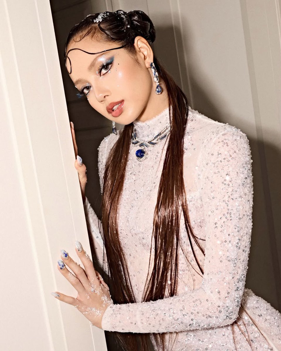 LaliceUpdates's tweet photo. .@Bulgariofficial IG update with #LISA: 

🔗 https://t.co/HEiUoFvzaK

@wearelloud

HOST COMMITTEE LISA
#LISAxMetGala2026
#MetGala #MetGala2026 
#LISAXBVLGARI https://t.co/r3DqbIwpjs