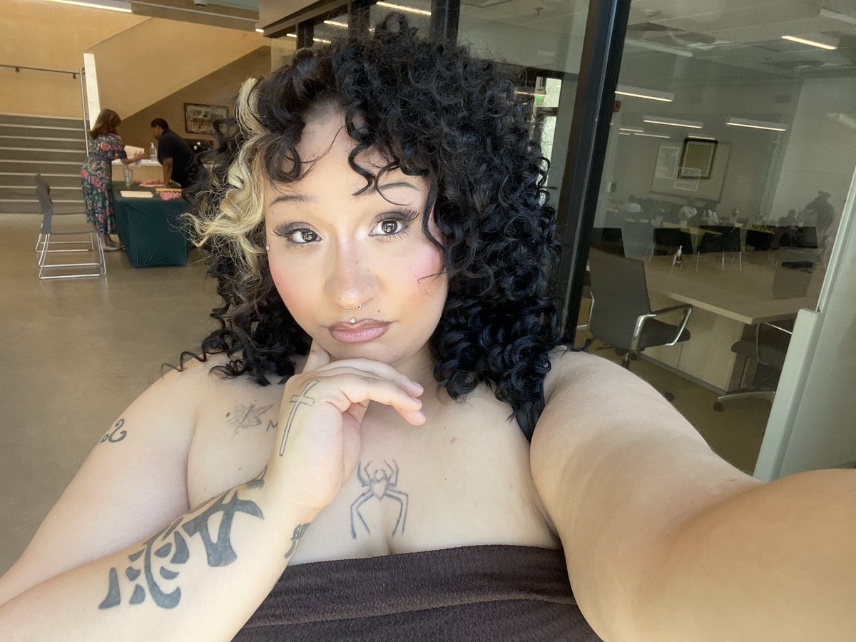 Val 🦇 tweet media
