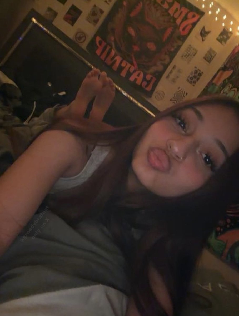 greedybratnat's tweet photo. my feet say ur my atm now k? https://t.co/HjgRaSpAGH