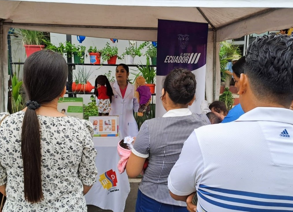 Salud_Guayas's tweet photo. #ElEmpalme | Como parte de las actividades para conmemorar el Día Mundial de la Partera🤰🌿, @Salud_Ec realiza una casa abierta cuyo objetivo es reconocer el rol fundamental de las parteras en la atención del embarazo, parto y puerperio, fortaleciendo la salud intercultural. https://t.co/7xsPX6WigU