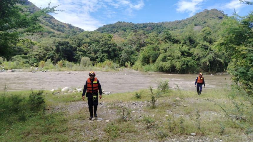 tolimastereo's tweet image. #Local Organismos de socorro continúan la búsqueda de persona que se habría lanzado al río Combeima
acortar.link/l223jV