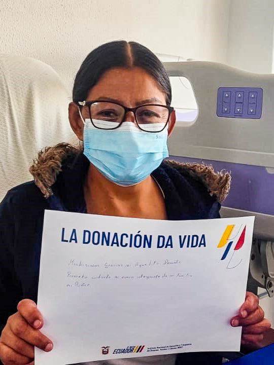 IndotEcuador's tweet photo. En Quito, visitamos a María en el Hospital Eugenio Espejo, quien se prepara para recibir el alta médica tras su trasplante renal.

“Muchas gracias a mi angelito donante”, expresa con emoción, reflejando el profundo significado de una decisión que transforma vidas.

Su recuperación es el resultado de un proceso que integra la solidaridad de los donantes, el compromiso de equipos médicos especializados y la coordinación permanente del Sistema Nacional Integrado de Donación y Trasplante.

Tú puedes hacer posibles más historias como la de María, porque cada persona que decide ser donante en el @RegistroCivilec abre una nueva oportunidad para vivir y seguir adelante en #ElNuevoEcuador.