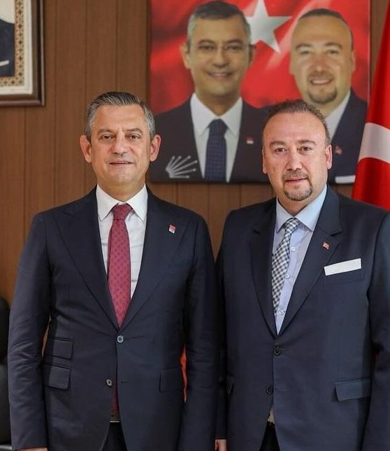 ÖZKAN YALIM’I NEDEN KOVDUNUZ?

CHP, yolsuzluk ve rüşvetle suçlanan Uşak Belediye Başkanı Özkan Yalım’ı 37 gün bekledikten sonra partiden ihraç etmeye karar verdi. Ancak neden kovulduğuna açıklık getirmedi.

Yarı çıplak otel odasında sevgilisiyle polisleri karşılayan eski başkan