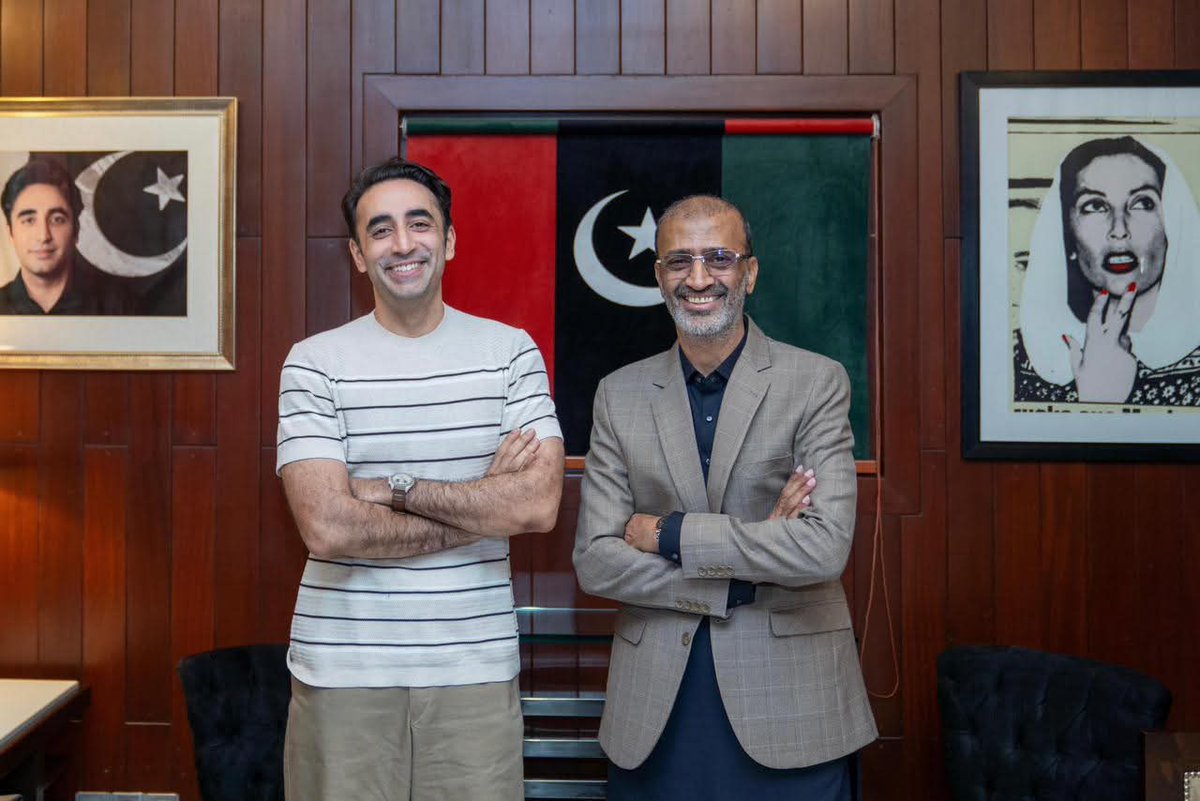 کراچی: پاکستان پیپلزپارٹی کے چیئرمین بلاول بھٹو زرداری سے پی پی پی کراچی ڈویژن کے جنرل سیکریٹری روؤف ناگوری نے بلاول ہاؤس میں ملاقات کی، اس موقع پر سیاسی و تنظیمی امور پر تبادلہ خیال ہوا۔ <a href="/BBhuttoZardari/">Bilawal Bhutto Zardari</a> @rahufahmednagori