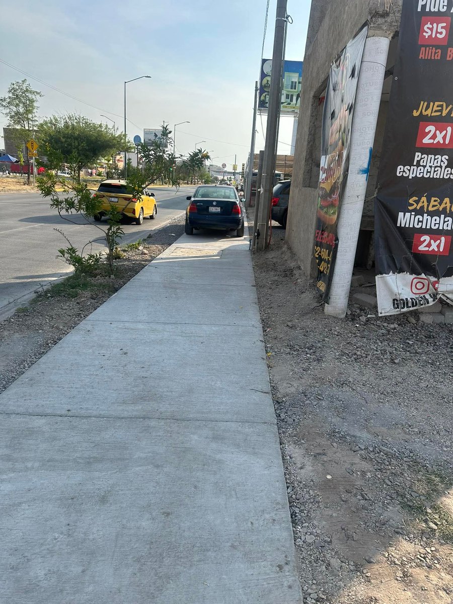 Charlys_JC's tweet photo. @atencionaleon Sobre blvd cañaveral a la altura de Jardines de Versalles se encuentra un taller mecánico que pone sus autos sobre la acera bloqueando el acceso peatonal y a veces hasta sobre el mismo blvd. Se llama taller Soriano. Nos ayudan por favor https://t.co/m89qV7KLEi