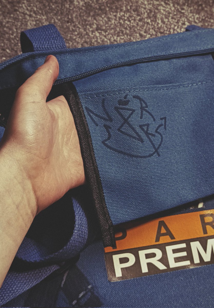 _NorCor_'s tweet photo. trendily✨thrifted a bag
-but I wasn't really fond of the design so I tried out myself a bit
#norcorstuff #oc #grossman #thrifting https://t.co/lgZARbfkYU