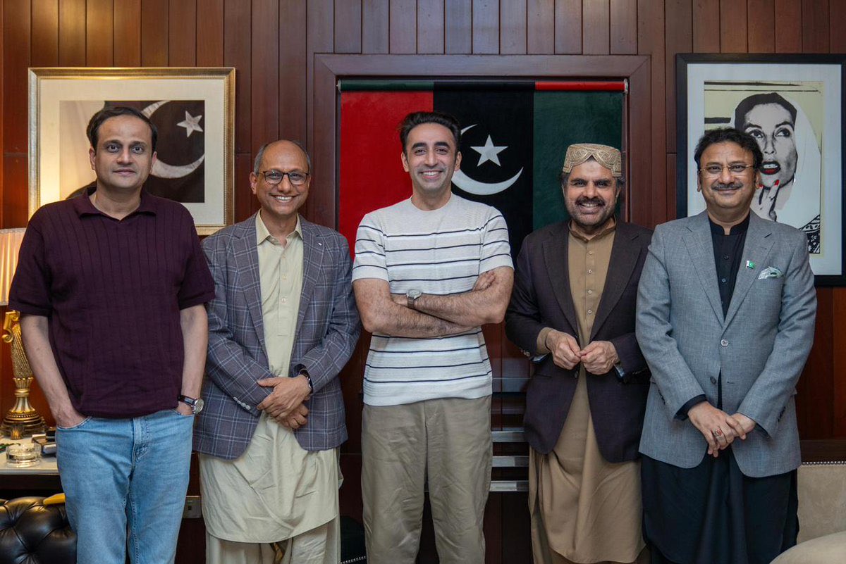 aniqajamali30's tweet photo. PPP Chairman @BBhuttoZardari met with key Sindh officials @SyedNasirHShah , @SaeedGhani1 @ZiaLanjar and Mayor Karachi @murtazawahab1 at Bilawal House, where they briefed him on their departments' performance♥️🖤💚
#PPPWorks https://t.co/HLVTi26OId