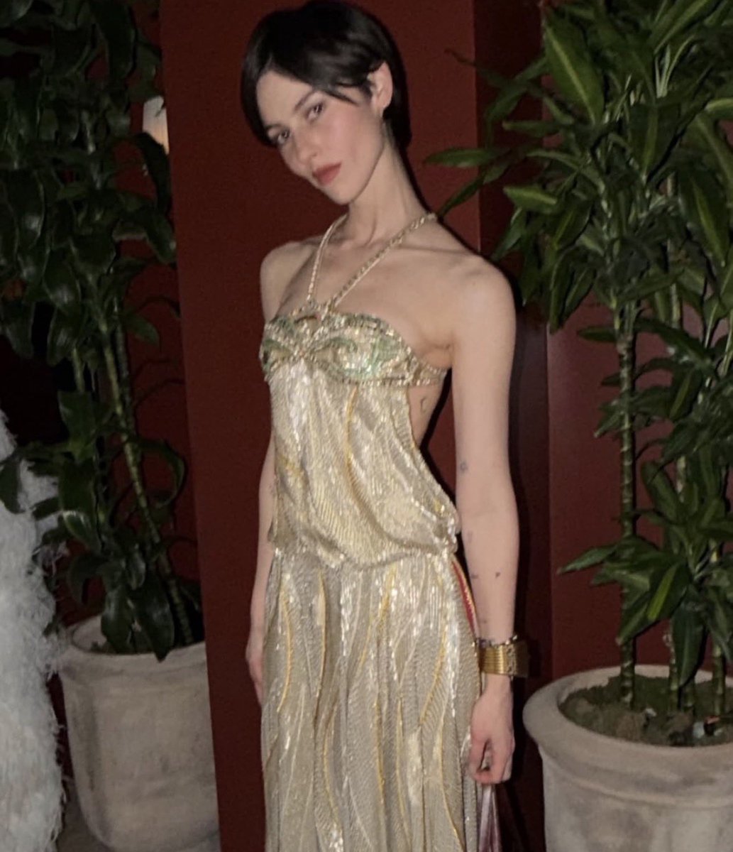 LINDA!! Gracie Abrams veste Versace Primavera/Verão 2026 na afterparty do Met Gala 💛
