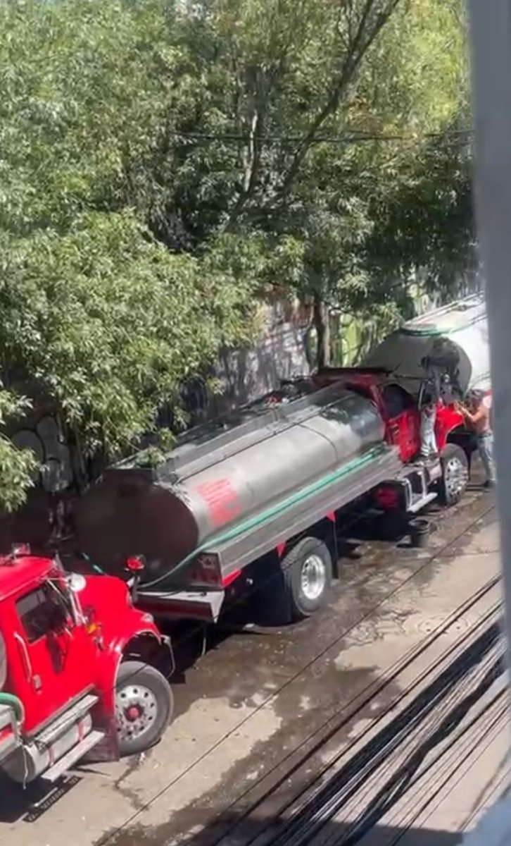 RRSchRR's tweet photo. Agua si hay, pero el #Gobierno prefiere vender el #agua de los #Pozos a las #Pipas consecionadas para que los #Naucalpenses la compren. Tal y como pasa con el Pozo #SanAndrésAtoto, en #ElConde

Un gran negocio 💸💸 https://t.co/MptjibzGEH