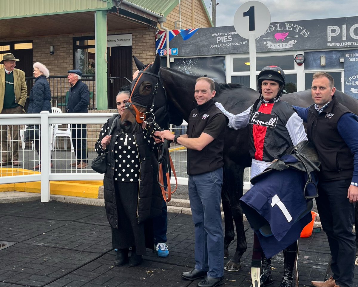 HerefordRaces's tweet photo. Race 5 Result - The Green Dragon Hotel Novices’ Handicap Hurdle 

🥇 Not So Sobers
🥈 Tao Enki
🥉 American Empire 

Owners: Spencer-Herbert, Herbert &amp; McPherson
Trainer: @DavidKillahena &amp; Graeme McPherson
Jockey: David Bass https://t.co/VLz68FS3DE