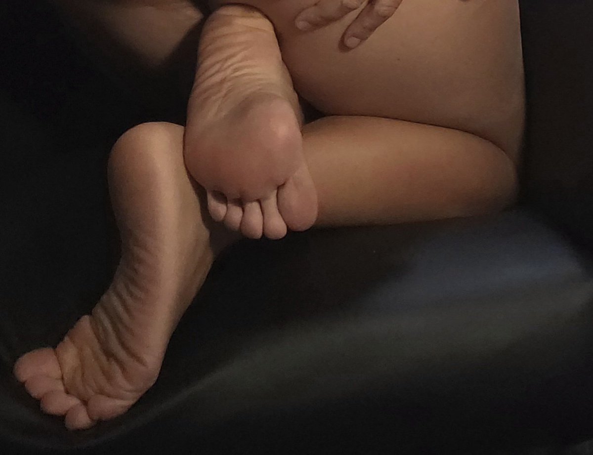 ruja_sa's tweet photo. "Respira il mio odore. Voglio che ti entri nei polmoni così saprai sempre a chi appartieni."👣💎👑

https://t.co/YZlUvkE46q https://t.co/AA4lRckplb