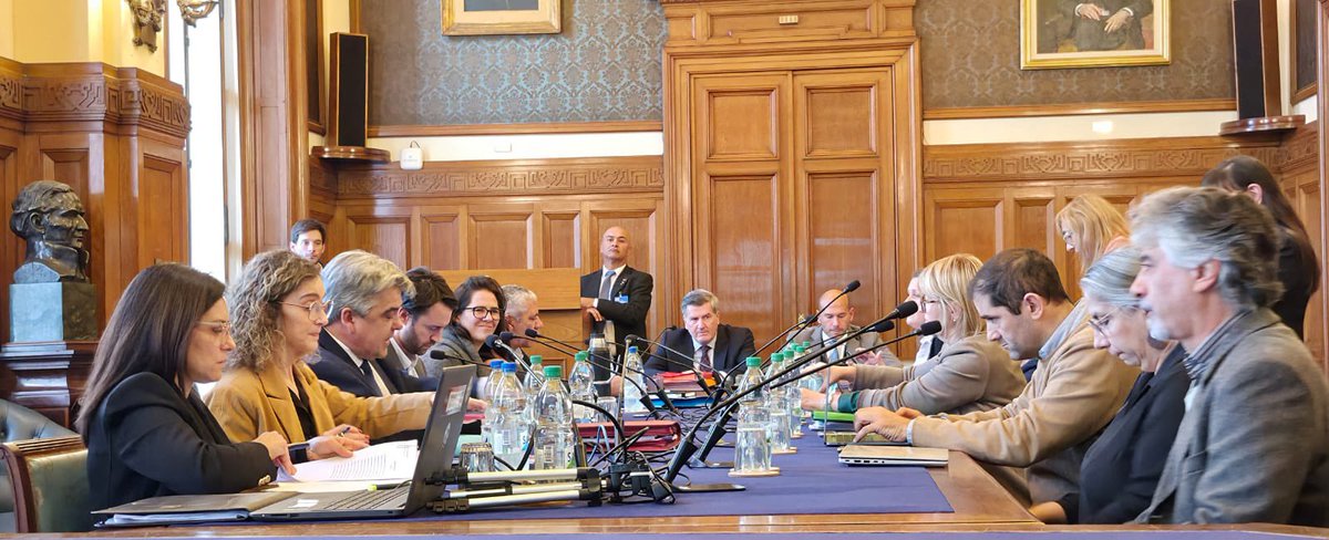 cdcamy's tweet photo. Recibiendo a la Ministra y jerarcas del @MSPUruguay, que convocamos a Comisión del @SenadoUy. Evaluación del funcionamiento del SNS, demoras en consultas a especialistas y tratamientos médicos, acceso a medicamentos de alto costo, renuncias en el MSP, angiografo en Maldonado. https://t.co/CCOWvvvKNc