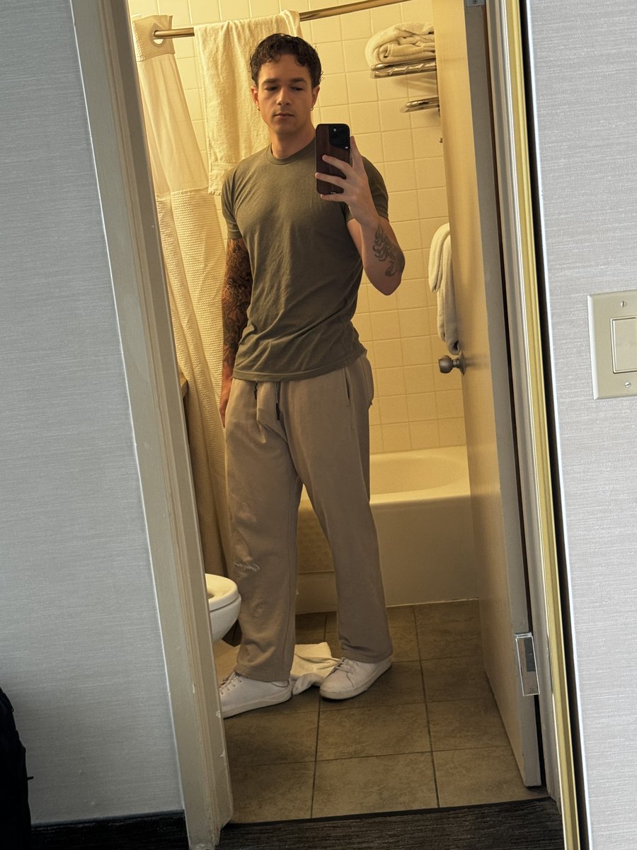 How’s my outfit ? 😏

onlyfans.com/jaydenmarcos