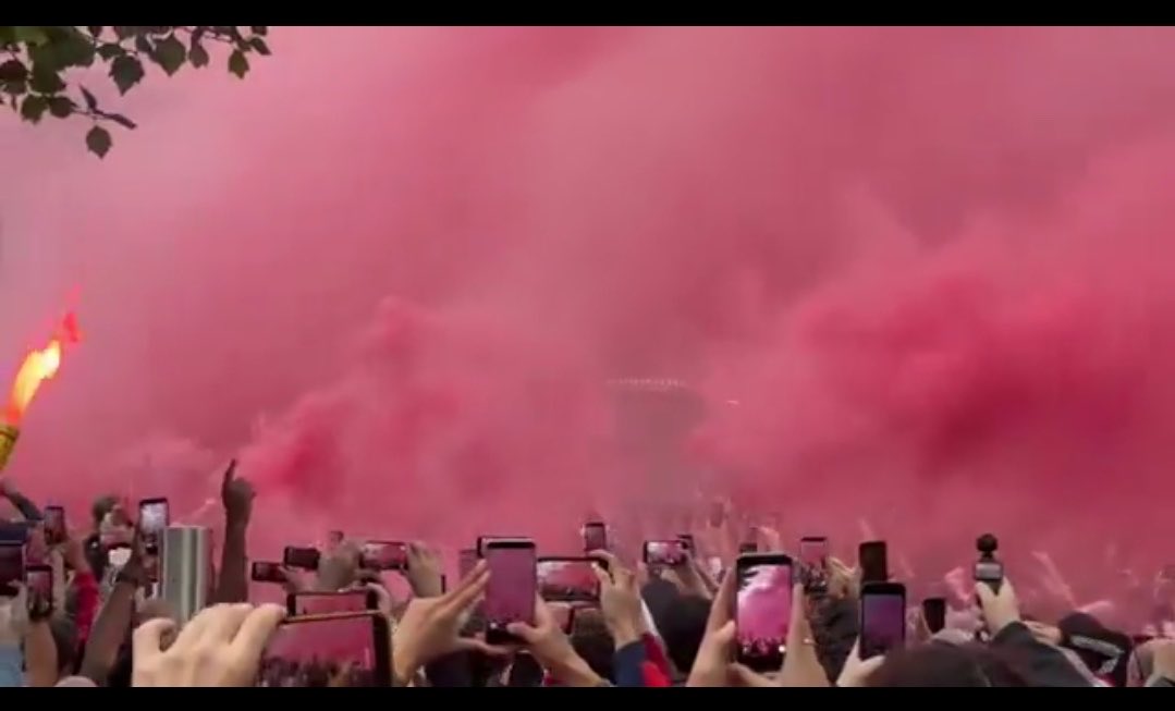 _trip99's tweet photo. 🚨🎙️Jamie Carragher on the atmosphere at Arsenal tonight 

🗣️ Listen, I’ve been in some special nights at Anfield,proper European nights where the place is shaking before a ball’s even kicked,and tonight, watching Arsenal, it had that same edge. That same feeling that something big’s about to happen.

I’m not saying it is Anfield, because that’s a different level of history, but for once, you looked at the Emirates and thought, ‘Yeah, this is what top-level football atmosphere should feel like. 

The crowd weren’t just watching, they were dragging the team through moments. That’s what we used to pride ourselves on at Liverpool.

If Arsenal can embrace that and bring it every big night, then suddenly this team becomes a different animal altogether.”