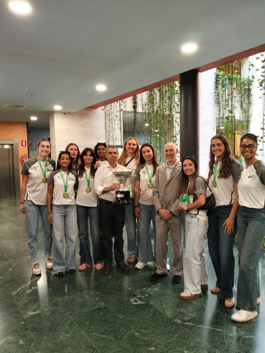 FCarrilloDH's tweet photo. Hoy recibimos muy orgullosos a nuestro equipo de campeonas de la Liga Nacional de Voleibol Femenino: El Fundacion Caja Sol Esquimo de Dos Hermanas @CAVEsquimo .
Esta victoria hace doblete con la conseguida hace unos meses de la Copa de la Reina. https://t.co/pOeSDjBtTp